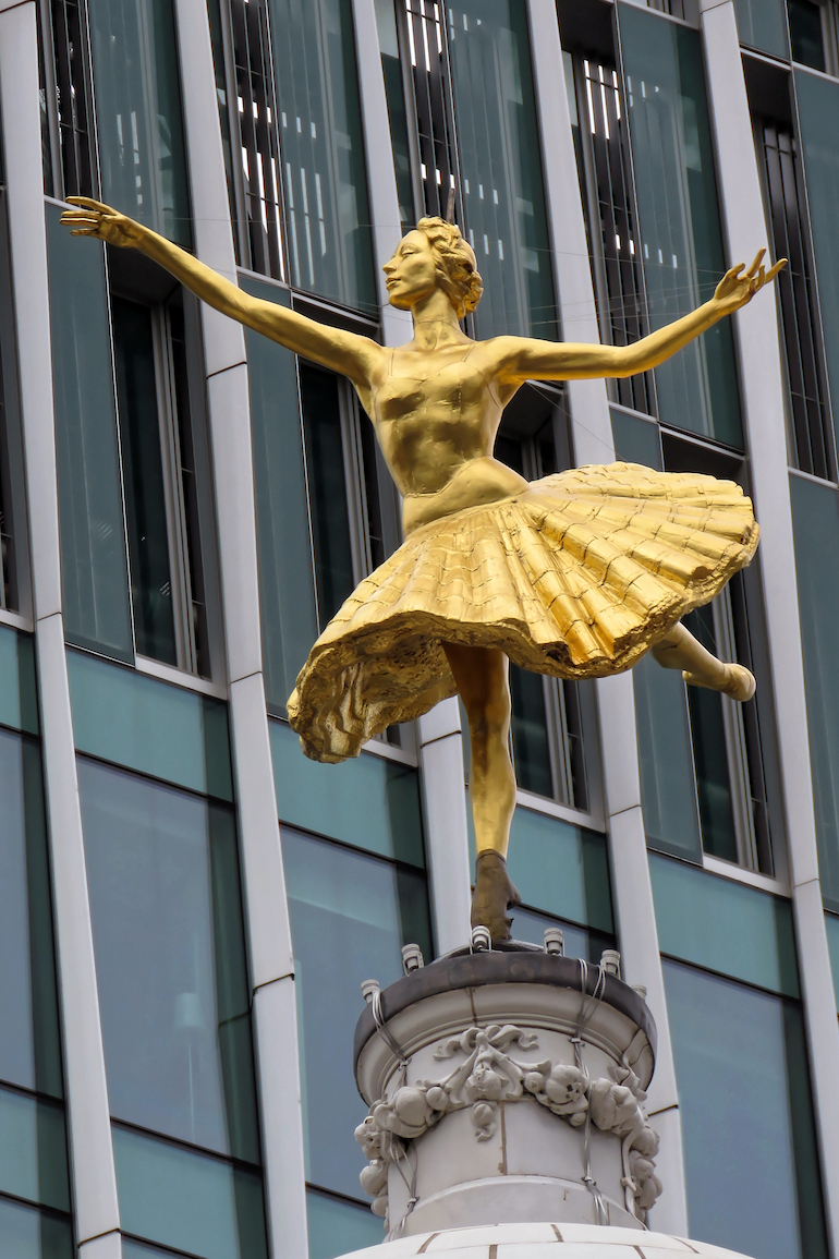 Statue of Anna Pavlova on the cupola dome of Victoria Palace Theatre in London. Photo Credit: © Acabashi via Wikimedia Commons.