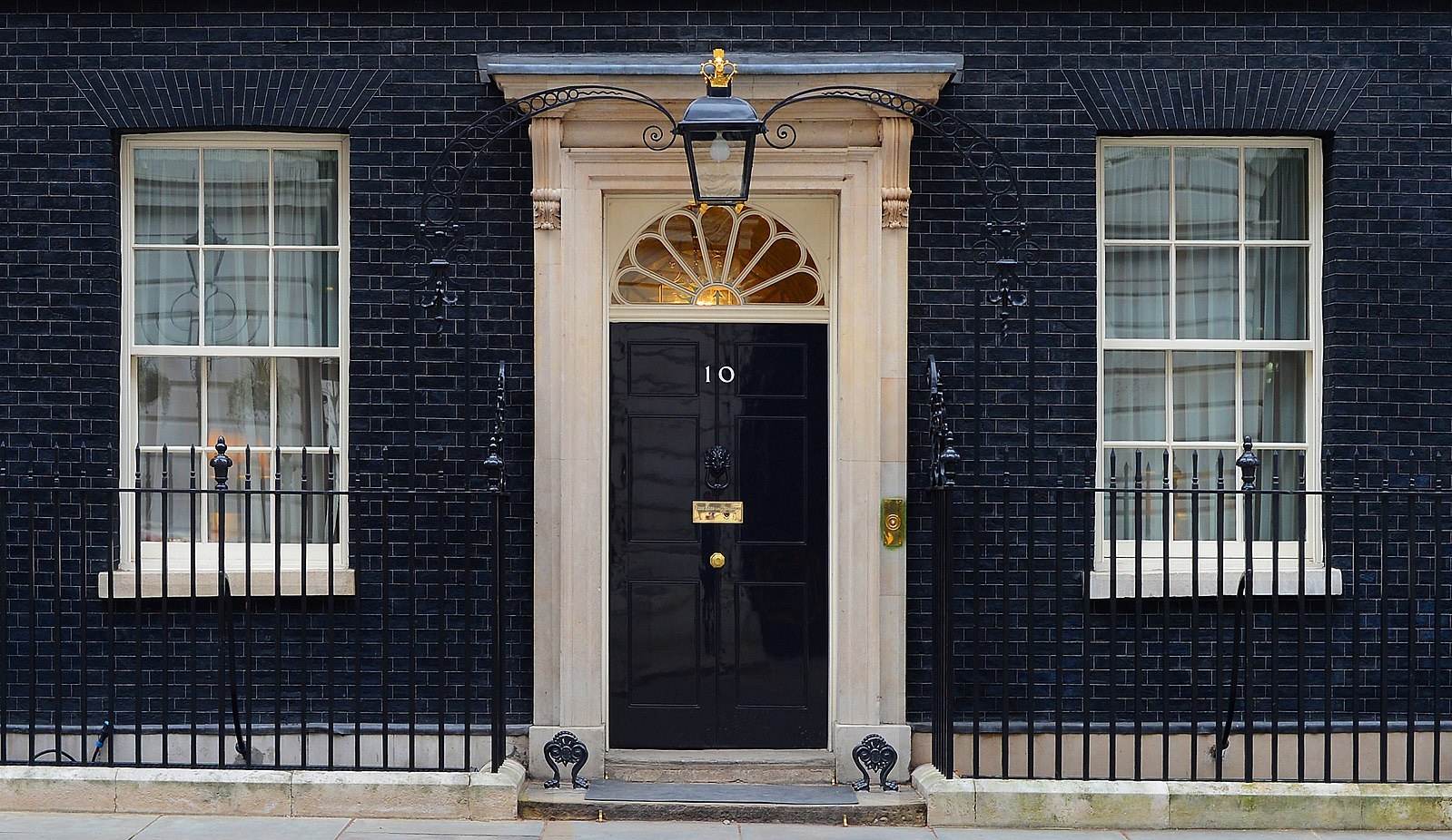 Entrance to 10 Downing Street, home of UK Prime Ministers. Photo Credit: © Sergeant Tom Robinson RLC vis Wikimedia Commons.