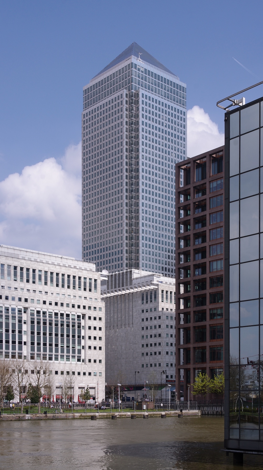 One Canada Square in London. Photo Credit: © Mattbuck via Wikimedia Commons.