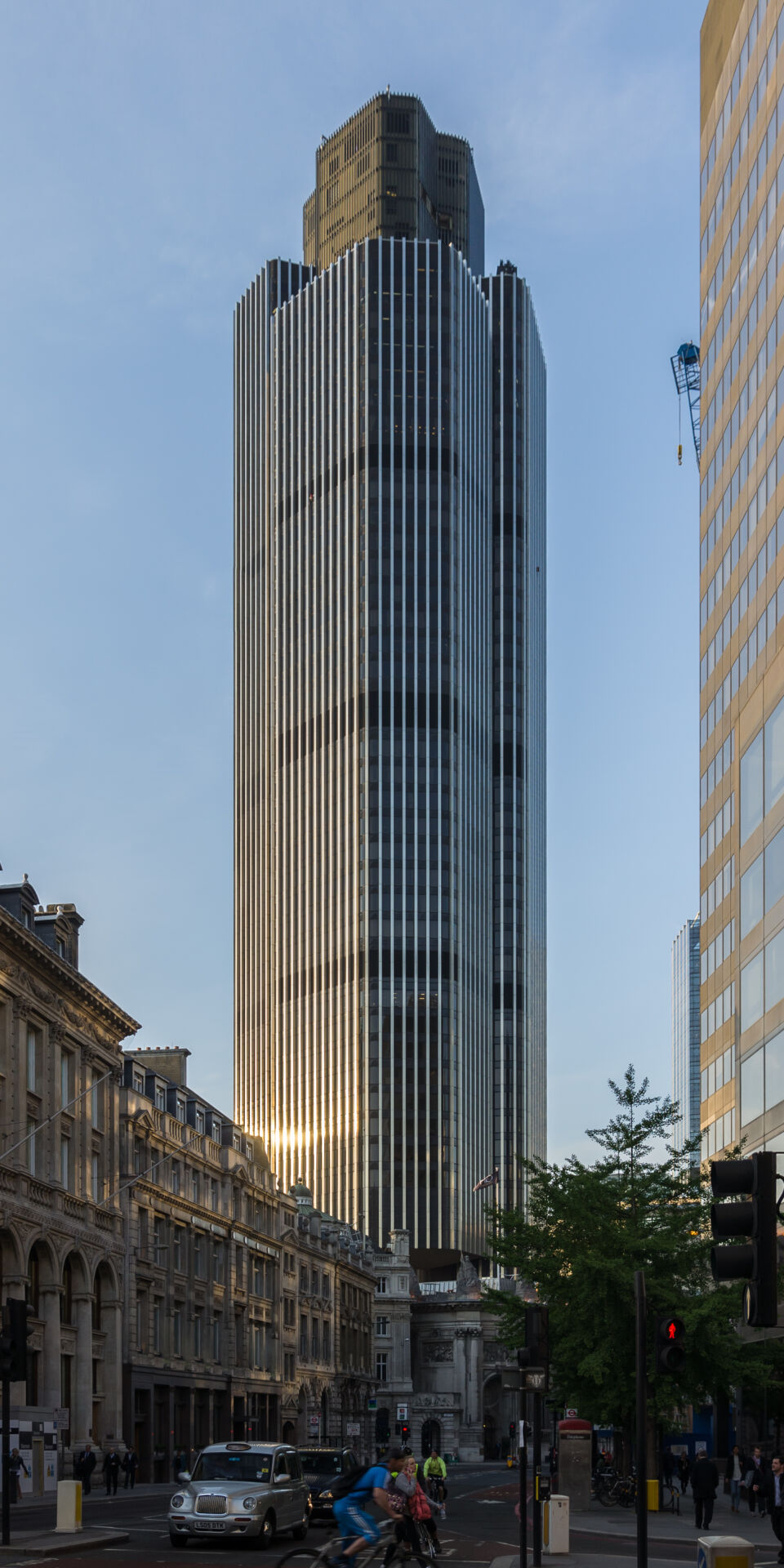 Tower 42 in London looking North from Bishopsgate. Photo Credit: © Colin / Wikimedia Commons.