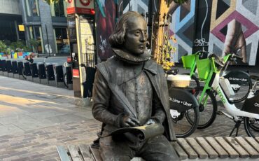 William Shakespeare sculpture in Shoreditch. Photo Credit: © Ursula Petula Barzey.