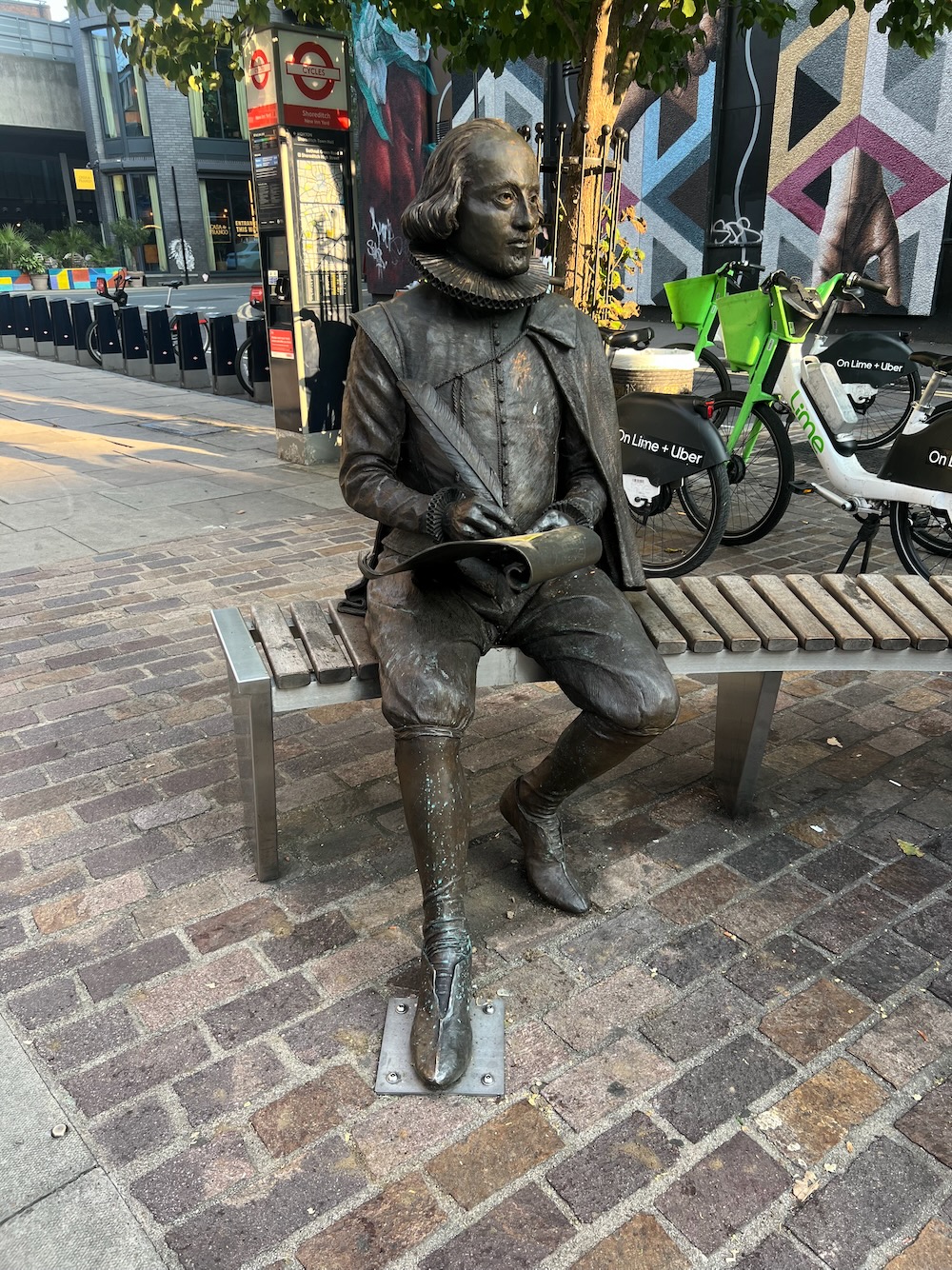 William Shakespeare sculpture in Shoreditch. Photo Credit: © Ursula Petula Barzey.