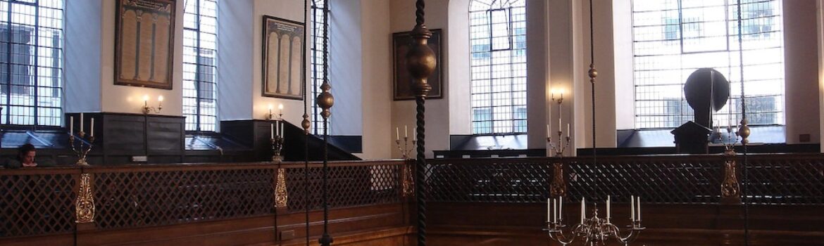 Interior of Bevis Marks Synagogue in London. Photo Credit: © Edwardx via Wikimedia Commons.