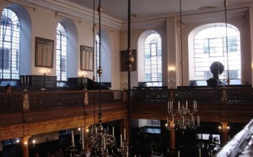 Interior of Bevis Marks Synagogue in London. Photo Credit: © Edwardx via Wikimedia Commons.