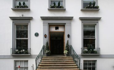 Main entrance at EMI Studios (now Abbey Road Studios, pictured 2007). Photo Credit: © Public Domain via Wikimedia Commons.