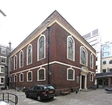 Exterior view of Bevis Marks Synagogue in London. Photo Credit: © John Salmon via Wikimedia Commons.