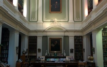 The main library of the Linnean Society. Photo Credit: © John Cummings via Wikimedia Commons.