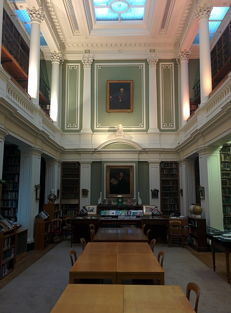 The main library of the Linnean Society. Photo Credit: © John Cummings via Wikimedia Commons.